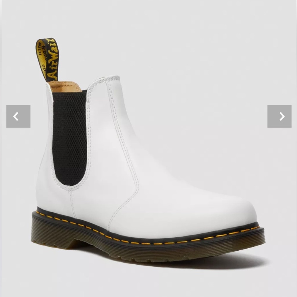 NWOT DR MARTENS 2976 YELLOW STITCH SMOOTH LEATHER CHELSEA BOOTS